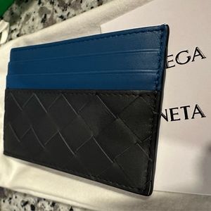 Brand new Intrecciato Credit Card case
